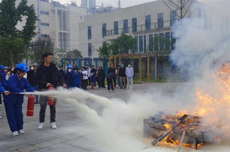 四川仁安藥業(yè)組織開展危險(xiǎn)化學(xué)品泄漏著火綜合應(yīng)急演練